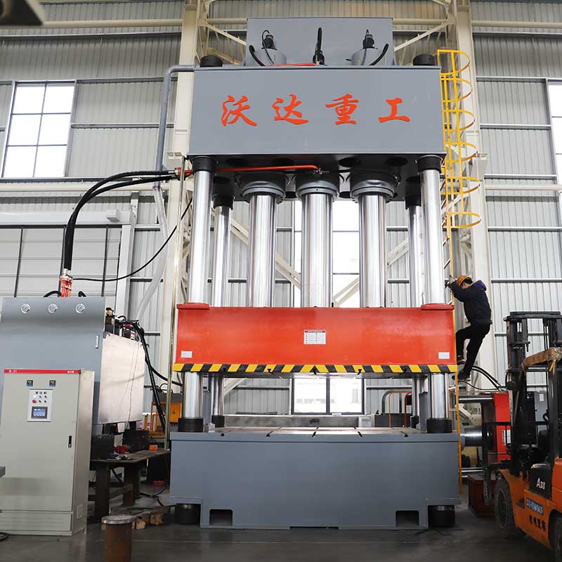 SMC汽車(chē)覆蓋件模壓液壓機(jī)_1500噸四柱液壓機(jī)