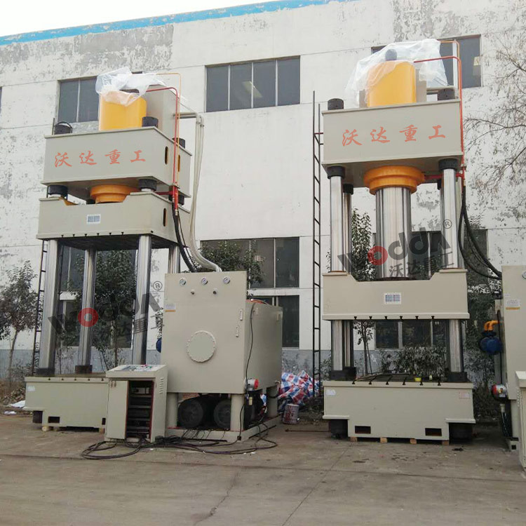 客戶訂購兩臺(tái)1000噸三梁四柱液壓機(jī) 客戶訂購兩臺(tái)1000噸三梁四柱液壓機(jī)