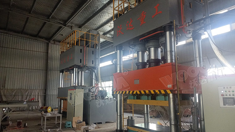1500噸四柱液壓機模壓SMC汽車導流罩客戶現(xiàn)場