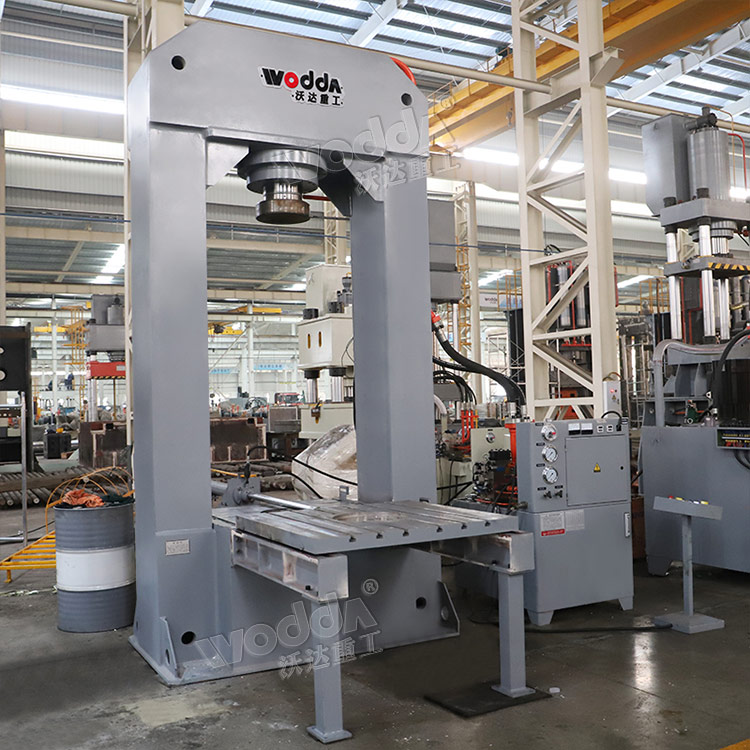 315噸龍門(mén)液壓機(jī) 315噸龍門(mén)液壓機(jī)