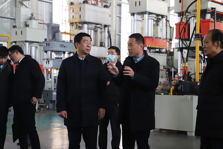 徐州市委常委、經(jīng)開區(qū)黨工委書記張克一行觀看車間