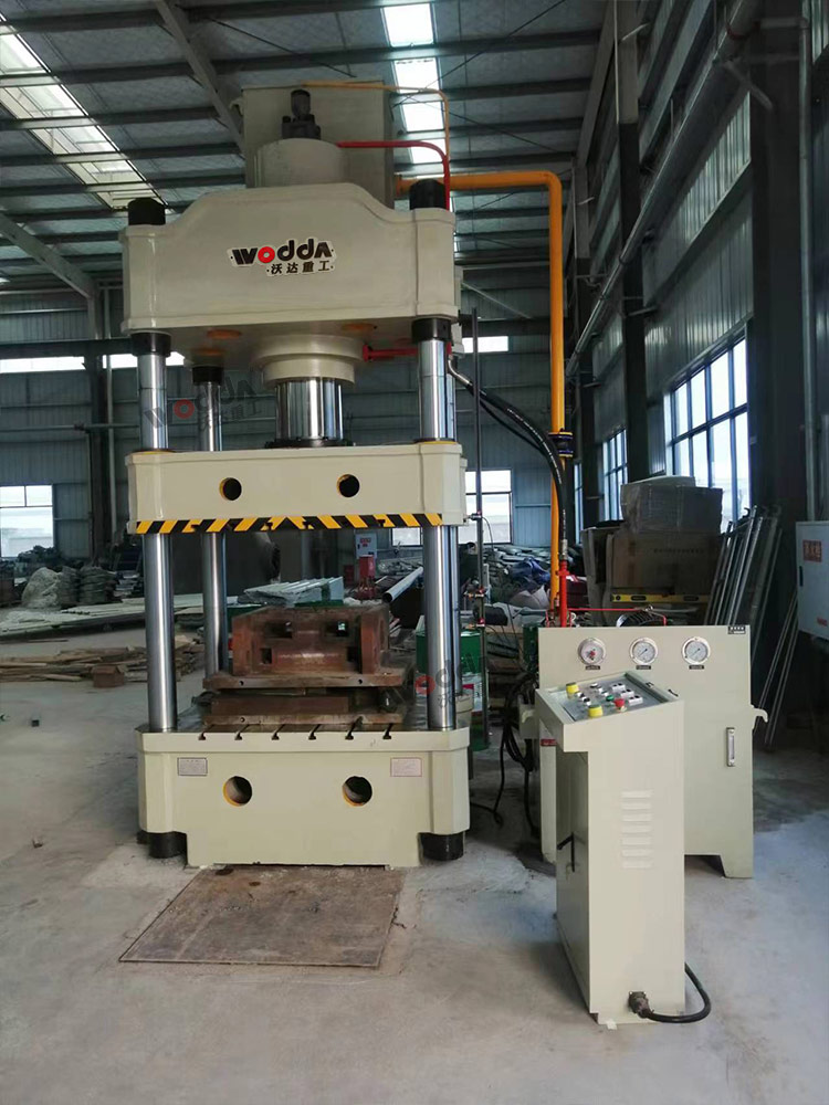 315噸四柱液壓機(jī)客戶現(xiàn)場(chǎng) 315噸四柱液壓機(jī)客戶現(xiàn)場(chǎng)