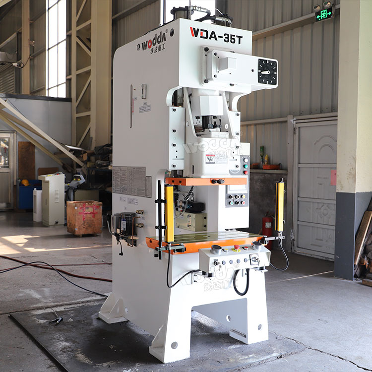 35噸精密沖床車間實物 35噸精密沖床車間實物