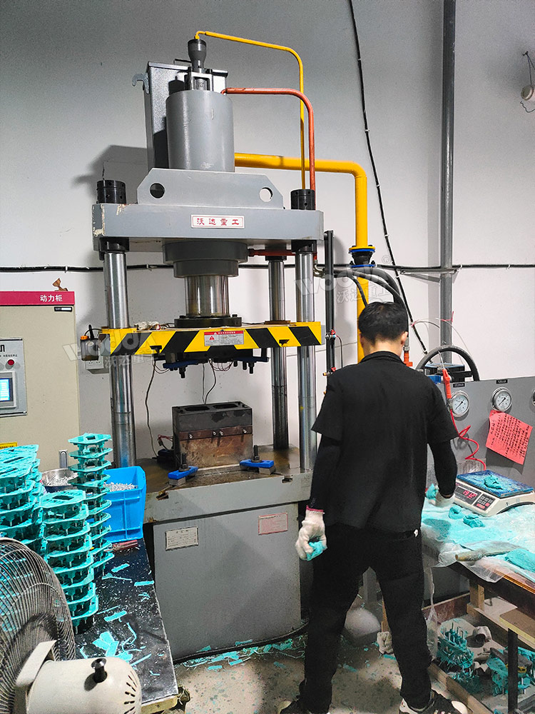 125噸四柱熱壓成型機(jī)現(xiàn)場 125噸四柱熱壓成型機(jī)現(xiàn)場