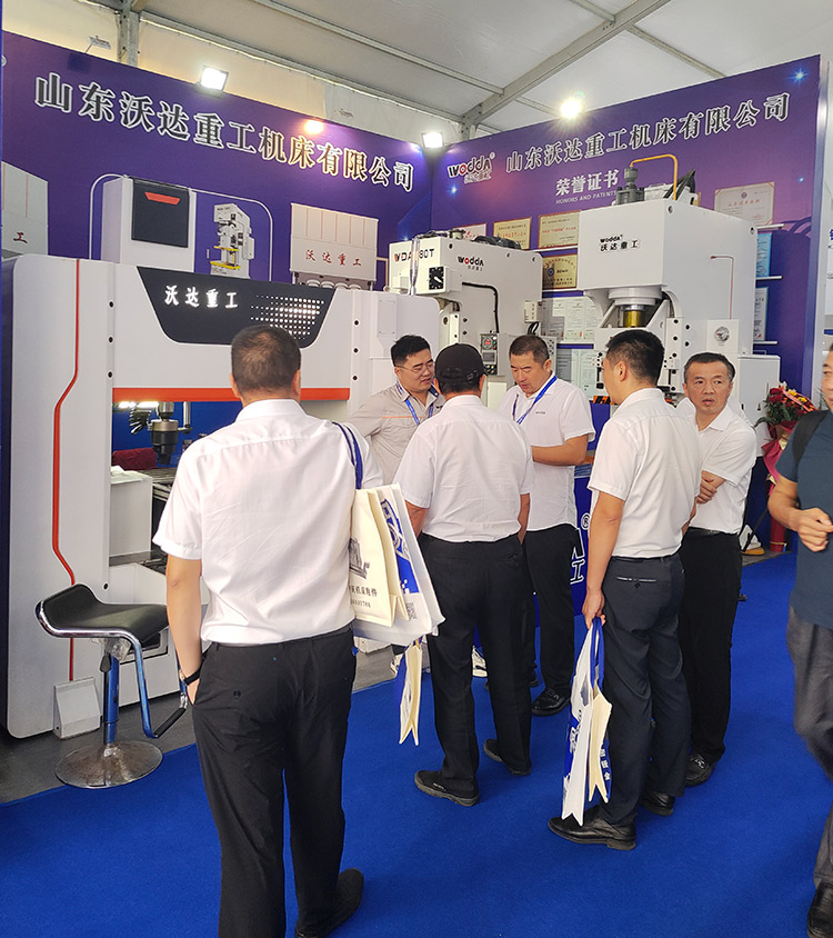 展會現場與嘉賓交流探討 展會現場與嘉賓交流探討