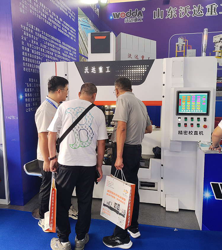 展會現場與嘉賓交流 展會現場與嘉賓交流